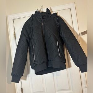 Young men’s size medium color black like new.